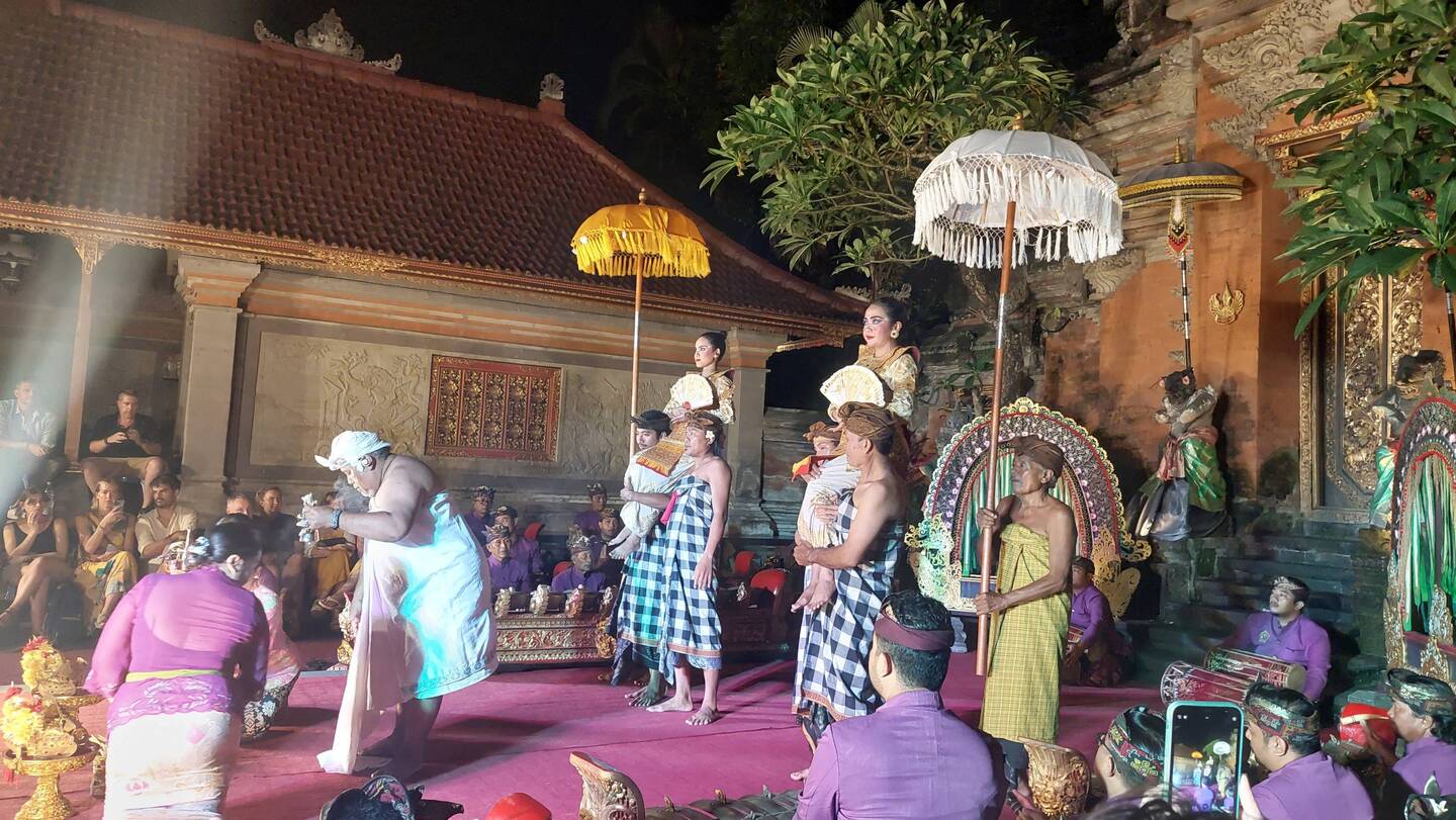 Beginning of legong trance dance