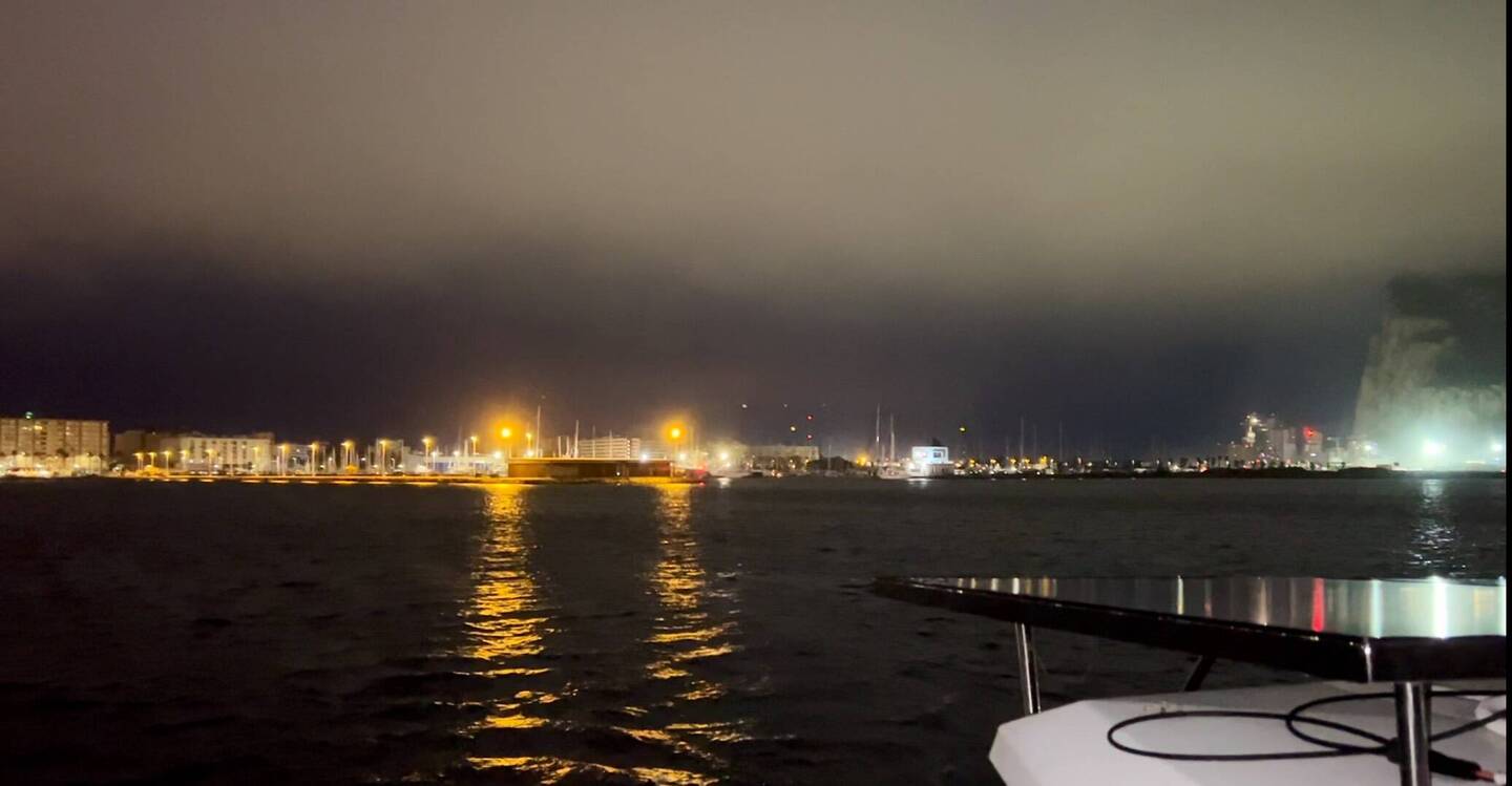 Wir starten im Dunkeln aus der Bucht von Gibraltar