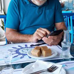 Süßes und Raki aufs Haus und erste Notizen für FindPenguins