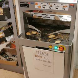 brotschnidmaschine im lade