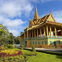 Tanzhalle, von einem Balkon hier spricht der König zum Volke