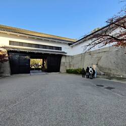Twee megalithen in de muur naast een toegangspoort