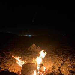Lagerfeuer am Strand mit Kollegen/Freunden