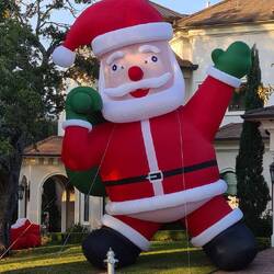 Giant Santa - es wird für X-Mas dekoriert