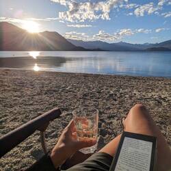Mit Wein und lesen den Tag ausklingen lassen