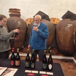 De jonge wijn proeven. Het var achter Nils jis gebarsten. Als de fermentatie nog door gaat. . .