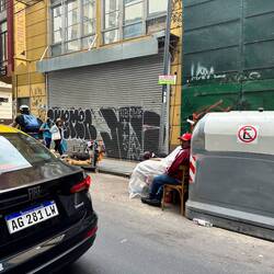 Strassenwohnheim - Matratzen unter Plastik, der Hund auf dem Gepäckrolli für Umzug