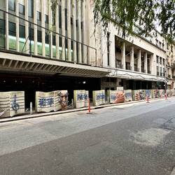 Kunst gegenüber einer Schule