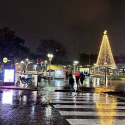 Platz mit Weihnachtsdeko