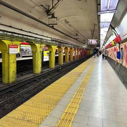 Gang/Innenhof der Schule mit Aufgang zur Dachterrasse