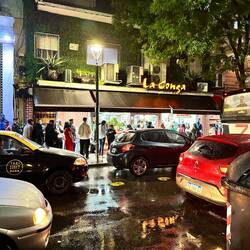 begehrtes Restaurant, hat wenige wo man Schlange steht!