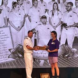 Der Bürgermeister wird vom Kapitän begrüßt