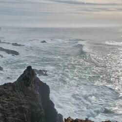 In het noorden zijn de rotsen zwarter