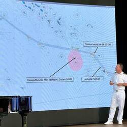 der Kapitän erklärt die aktuelle Route