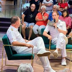 Der Kapitän mit den Entertainment Manager Tobi