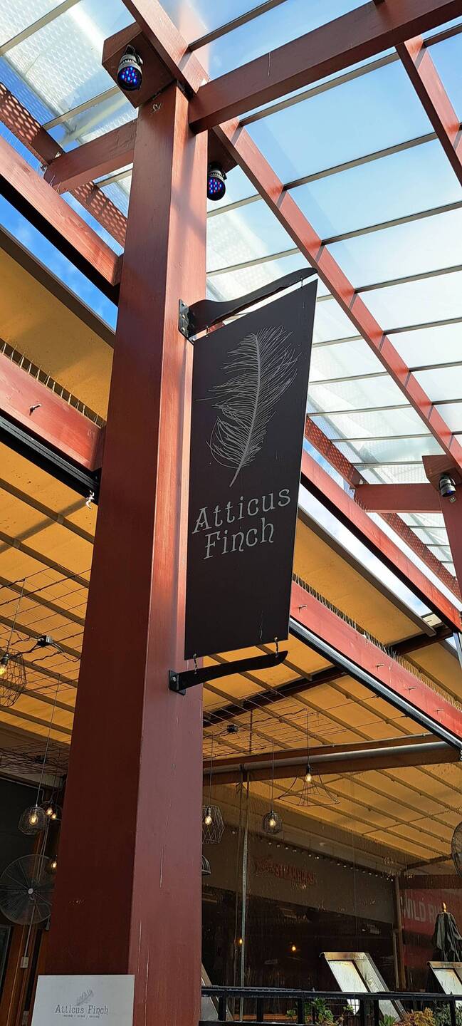 ...si alzi! Sta passando suo padre!