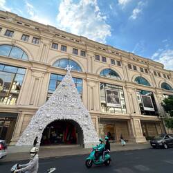 Nguyen Galerie in Weihnachtsoptik