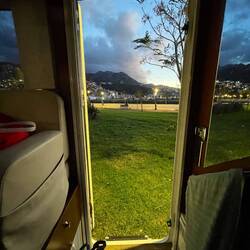 Blick aus dem Womo auf dem Stellplatz