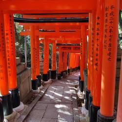 Op de afdaling lees je de namen van de donateurs