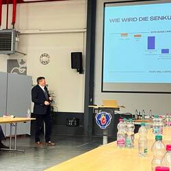Herr Zeigert erläutert die Energiepolitik in Bezug auf Fahrzeuge