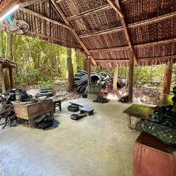 Alles wurde verwendet - aus alten Reifen wurden Schuhe hergestellt