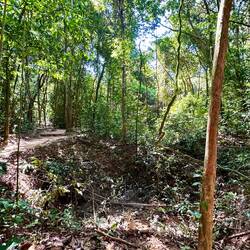 Eines der unzähligen Löcher, welche die Bomben hinterlassen haben