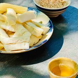 Zur Stärkung gibt es Tapiokawurzel mit einem Salz-Erdnuss Gemisch