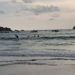 At least one surf-day worked out well, before waves were gone. 😅