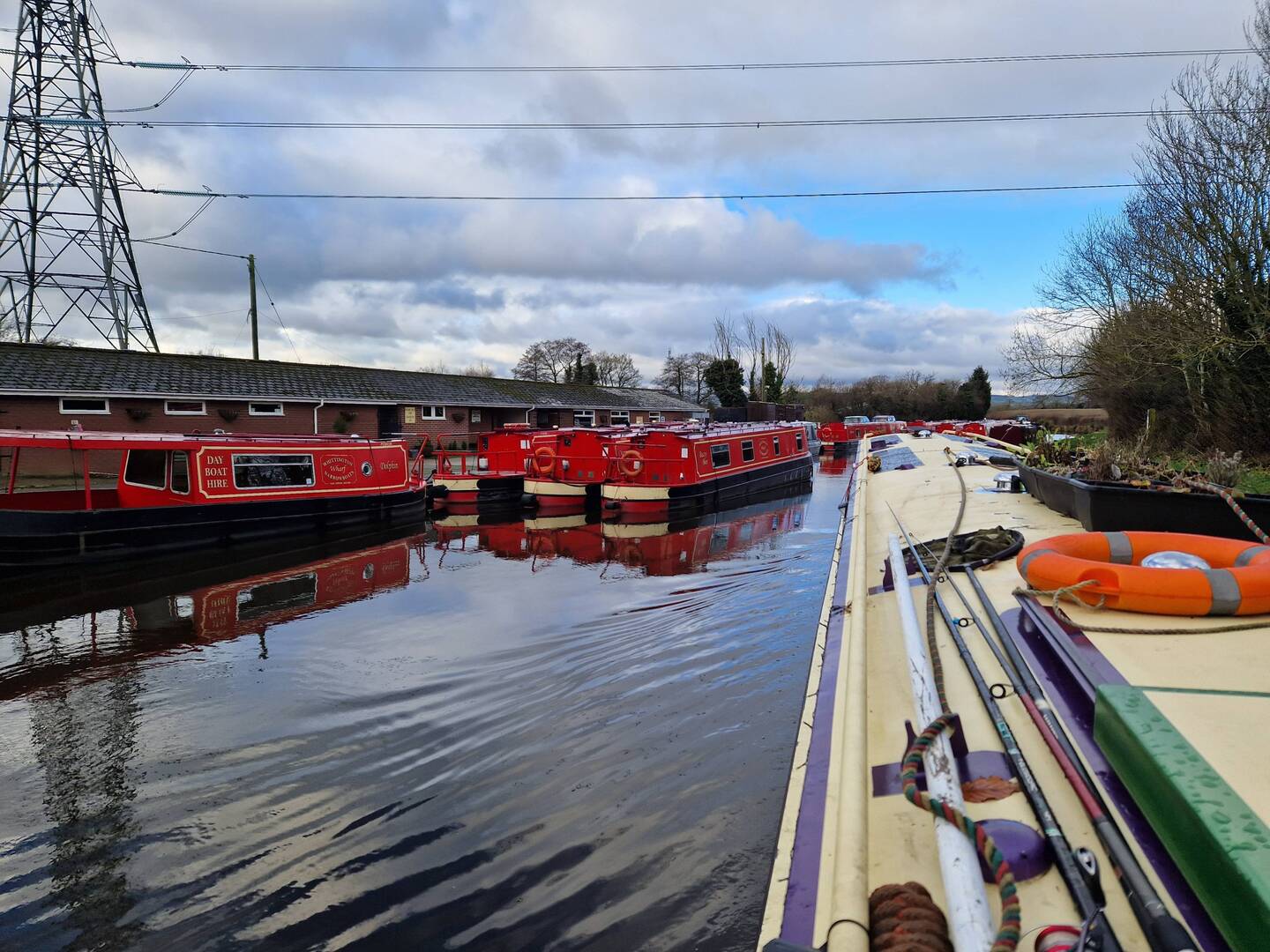 Hire boats beside the Narrowboat Inn