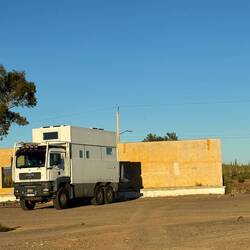 Stellplatz hinter dem Restaurant an der Junction Highway 12/1