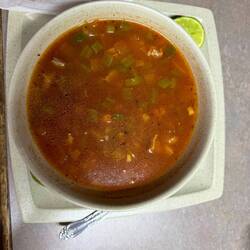 Köstliche scharfe Gemüsesuppe mit Fleischeinlage