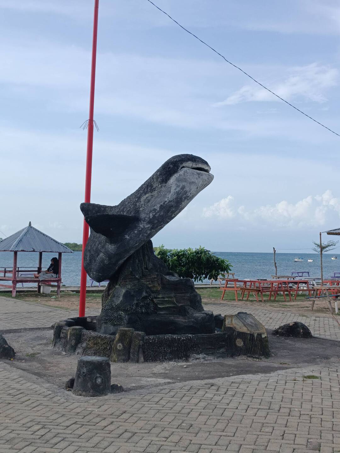 A whale shark (?) monument at a view and rest area.
