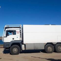 Stellplatz bei Shari vor ihrem Hoteleingang mit Walfischknochen