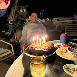 Das Geburtstagskind wurde mit einer Schokotorte überrascht