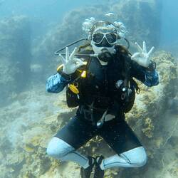 Fun fact: Dont give a thumbs up after water, that means " going up to surface", we use "okay"👌🏻