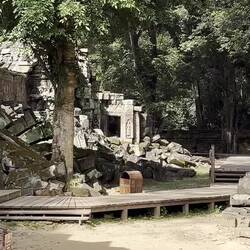 right: not restored, left: restored