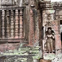 columns not fully carved, no details in figures - difference to angkor wat