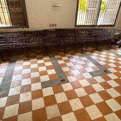 Fussketten, 10 Mann nebeneinander. Rechts 4 Büsten. Ging eine kaputt, musste sie beerdigt werden