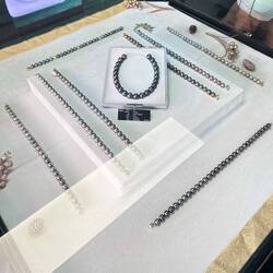 Das teurd Armband über 400000 Euro !