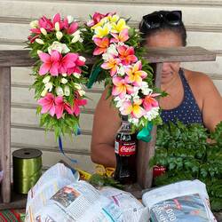 Typische Blumenkränze werden frisch hergestellt