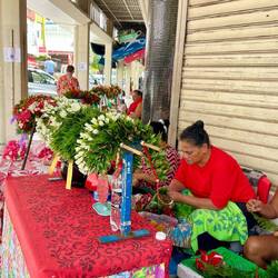 auch auf der Strasse werden die Kränze verkauft!