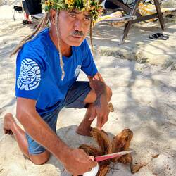 Dieser Inselhüter zeigt das Öffnen einer Kokosnuss 🥥