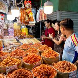 Hong kauft ausreichend getrockneten Fisch/getrocknetes Fleisch für ein ganzes Dorf