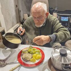 Genieten van de tonijn met aardappelen, broccoli en mosterdsaus