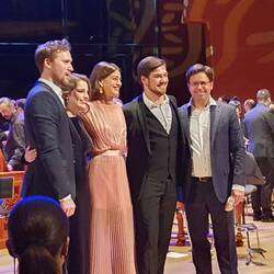 Tenor, Sopran, Alt, Bass und Dirigent (von li nach re)