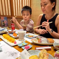 Wenigsten Khang ist mit seinem Schnitzel gabz zufrieden