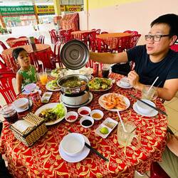 Essen, soweit das Auge reicht (und Gott sei Dank Pommes für die Kids 😄