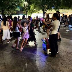 Die Seifenblasen sind für Ani der Höhepunkt des Abendspaziergangs 😄