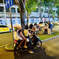 Eine Familie pro Vespa - nur keinen Platz verschwenden 😂