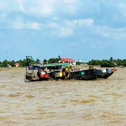 Ein-Familien-Boot (hier kommt eine vierköpfige Familie entspannt unter 😨)